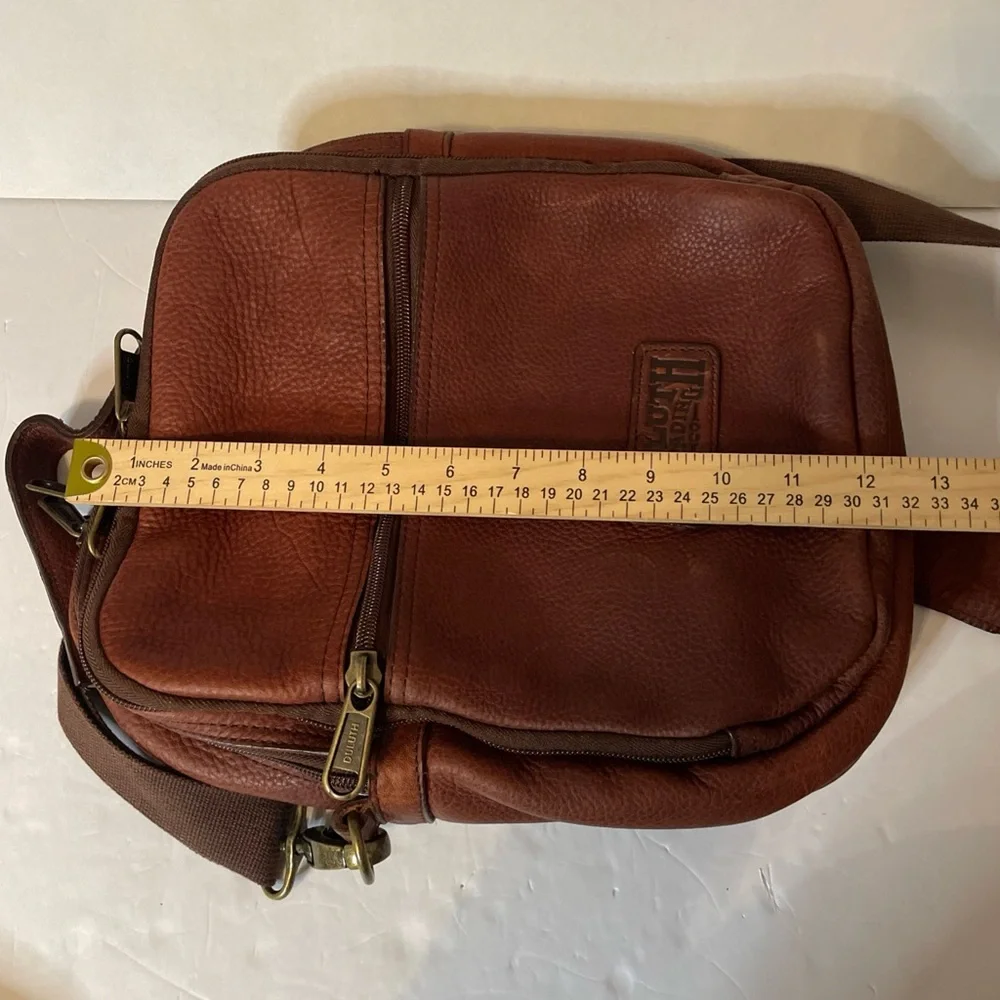 Duluth Trading Co Lifetime Leather Travel Bag Multi Zip Pocket Crossbody Brown